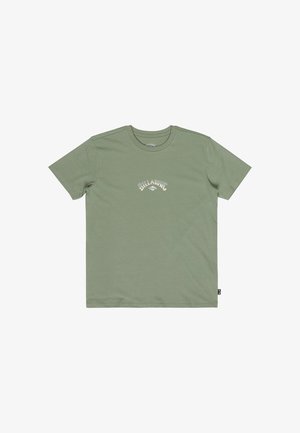 Groen T-shirt met korte mouwen, ronde hals en klein wit-blauw Billabong-logo gedrukt in het midden voor.