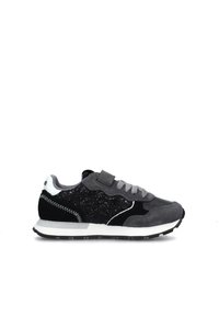 Scarpe atletiche nere e grigie con dettagli in suede e glitter. Lingua in mesh. Chiusura con lacci. Suola intermedia bianca e suola esterna in gomma testurizzata.