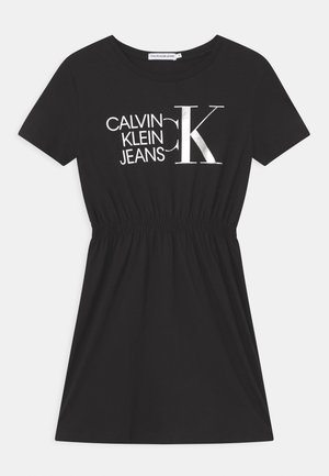 Robe noire à manches courtes avec taille élastique et logo blanc "Calvin Klein Jeans CK" centré sur la poitrine.