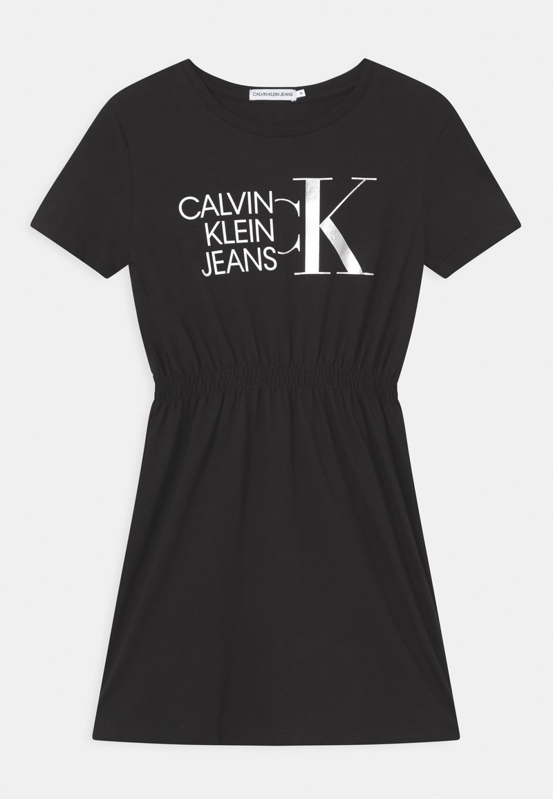 Robe noire à manches courtes avec taille élastique et logo blanc "Calvin Klein Jeans CK" centré sur la poitrine.