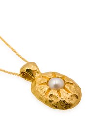Guld vedhæng med en struktureret, uregelmæssig form, der har en central hvid perle. Vedhænget er fastgjort til en delikat guld kæde med snoede led.