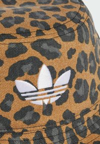 adidas Originals LEOPARD BUCKET - Šešir - bronze strata black