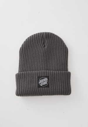 Grijze geribbelde beanie met een opgevouwen boord en een zwart rechthoekig label met de tekst "SANTA CRUZ" in witte letters.