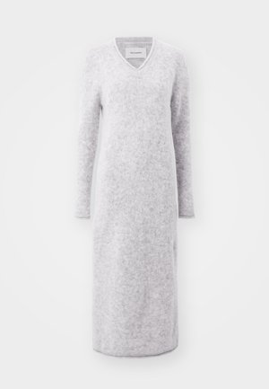 Hallide hall villane kleit, mis on valmistatud pehmest kangast, V-kaelusega ja pikkade varrukatega, omades lihtsat sirget siluetti.