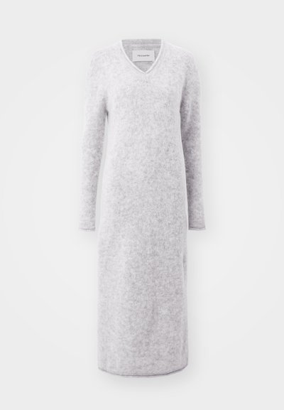 Vestido cinza de malha feito de tecido suave, com decote em V e mangas longas, apresentando uma silhueta reta simples.