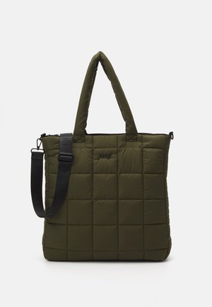 Pikowana oliwkowa torba na ramię z wyściełanymi uchwytami, czarnym regulowanym paskiem na ramię i subtelnym logo marki z przodu.