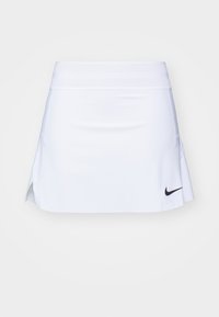 Falda atlética blanca hecha de tela lisa, con un logo negro de Nike en la parte inferior derecha, y un diseño acampanado con aberturas laterales.