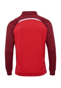 Roter Sportpullover mit hohem Kragen, kontrastierenden dunkelroten Raglanärmeln und einem weißen Streifen über dem oberen Rücken.