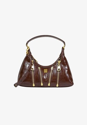 Borsa in croccodilo marrone con forma curvata, cerniere dorate e manico superiore. Presenta una tracolla staccabile per maggiore versatilità.