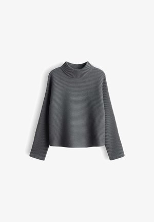Maglione grigio a coste con collo alto, maniche lunghe e vestibilità squadrata. La texture presenta linee orizzontali evidenti.