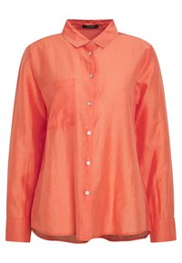 Chemise à manches longues corail avec boutons, dotée d'un col pointu, d'une poche poitrine unique et d'une texture subtile dans le tissu. Boutons blancs sur le devant.