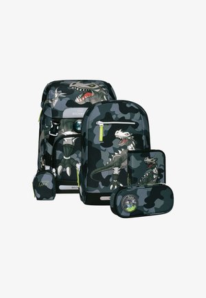 Set di zaino e accessori in camouflage nero con grafiche di dinosauro. Presenta scomparti con cerniera e dettagli in rete, tessuto resistente.