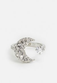 Silberring mit einem Halbmonddesign, verziert mit kleinen Kristallen und einem größeren rundem Stein auf einer Seite.