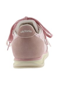 Zapatilla de ante y tela rosa con suela blanca y cordones rosas, vista desde atrás, mostrando la marca "victoria" en la lengüeta del talón.