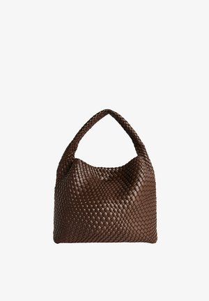 Tummanruskea kudottu nahkainen hobo-käsilaukku, jossa on leveä punottu kahva, pehmeä ja laskeutuva muoto sekä sileä pinta.