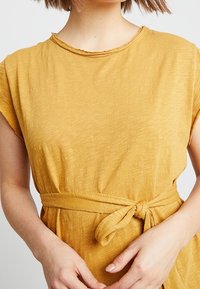 American Vintage Maksimekko - yellow