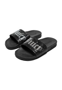 Sandali neri con una suola piatta in gomma, caratterizzati da fasce in tessuto testurizzato con paillettes e audace scritta bianca. Sole in gomma flessibile con un design semplice.