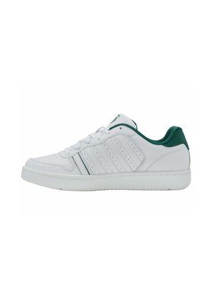 Weiße Sneaker mit grünen Akzenten, glattem Material, runder Zehenform, Schnürung vorne und horizontalem Linienmuster an der Seite. Gummisohle.