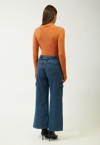 INFLUENCER HIGH-NECK BASIC - Strickpullover - apricot