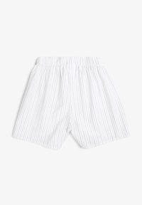 Pantalones cortos a rayas blancas con una cintura elástica, con finas rayas verticales azul marino y un tejido ligero. Corte entallado y cómodo.