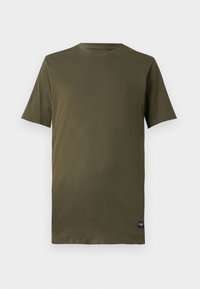 Camiseta de algodón verde oliva de manga corta, con un cuello redondo y corte recto. Presenta una pequeña etiqueta en el dobladillo.