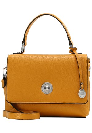 Sac à main en cuir jaune texturé avec poignée supérieure, bandoulière réglable, fermoir tourniquet argenté, et étiquette métallique circulaire de la marque sur le côté.