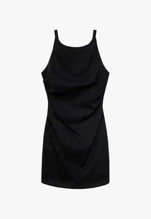 Robe noire sans manches avec des fines bretelles, présentant un design drapé et une texture de tissu lisse, longueur au genou avec un ourlet arrondi.