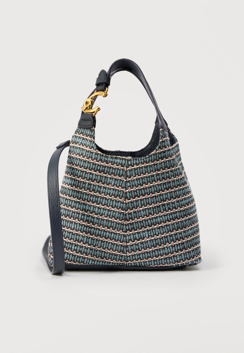 Μικρή τσάντα hobo με υφή πλεκτό μοτίβο σε μαύρο, λευκό και ροζ, με μαύρες δερμάτινες λαβές και χρυσό μεταλλικό κούμπωμα.