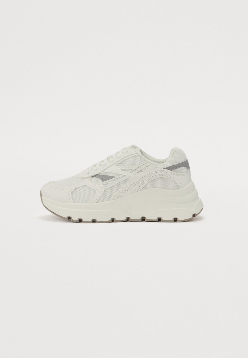 Weiße sportliche Sneaker mit Obermaterial aus Mesh und Synthetik, strukturierten Überzügen, gepolstertem Schaft und robuster Gummisohle mit leichtem Absatz.
