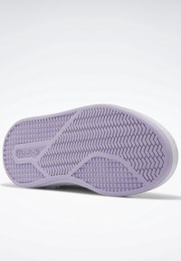 Reebok-sko sula med en texturerad lavendelfärgad gummiyta som har fiskbens- och rutmönster för ökad dragkraft.