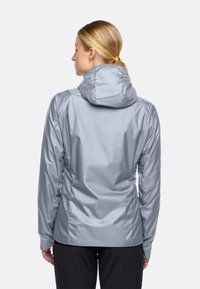 Hellgraue wasserfeste Jacke aus glattem, reflektierendem Material. Verfügt über eine Kapuze, elastische Ärmelbündchen und einen verstellbaren Saum für eine bequeme Passform.