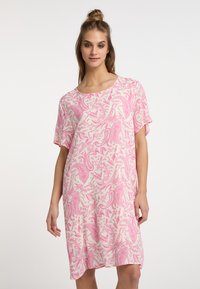 Rochie roz cu mânecă scurtă, având un model paisley pe un fundal deschis, cu o croială lejeră și o textură a țesăturii netedă.