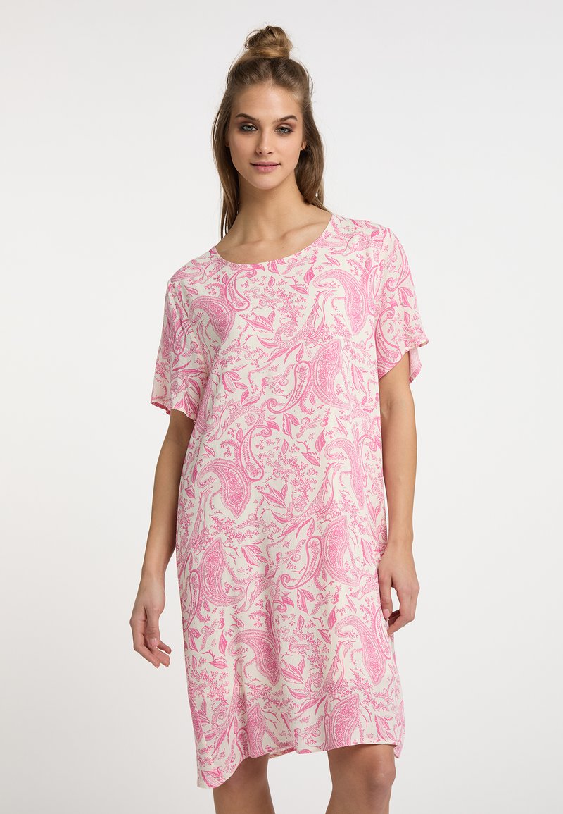 Rochie roz cu mânecă scurtă, având un model paisley pe un fundal deschis, cu o croială lejeră și o textură a țesăturii netedă.