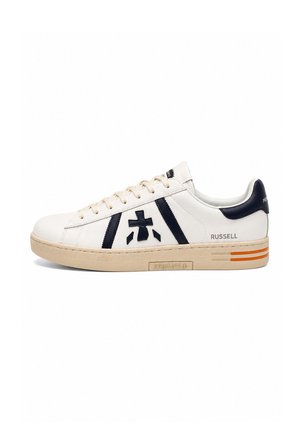 Baskets basses blanches avec logo bleu marine et bandes, semelle beige avec accents orange et texte "Russell" sur le côté.