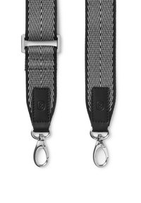 Svart och grå vävd rem med ett fiskbensmönster, med läderdetaljer och silverfärgade metallklämmor i båda ändarna.