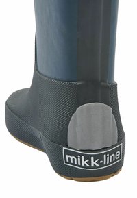 Botte en caoutchouc bleu marine avec une base texturée noire, comprenant un accent au talon gris et un marquage bien visible. Fini lisse sur la partie supérieure.