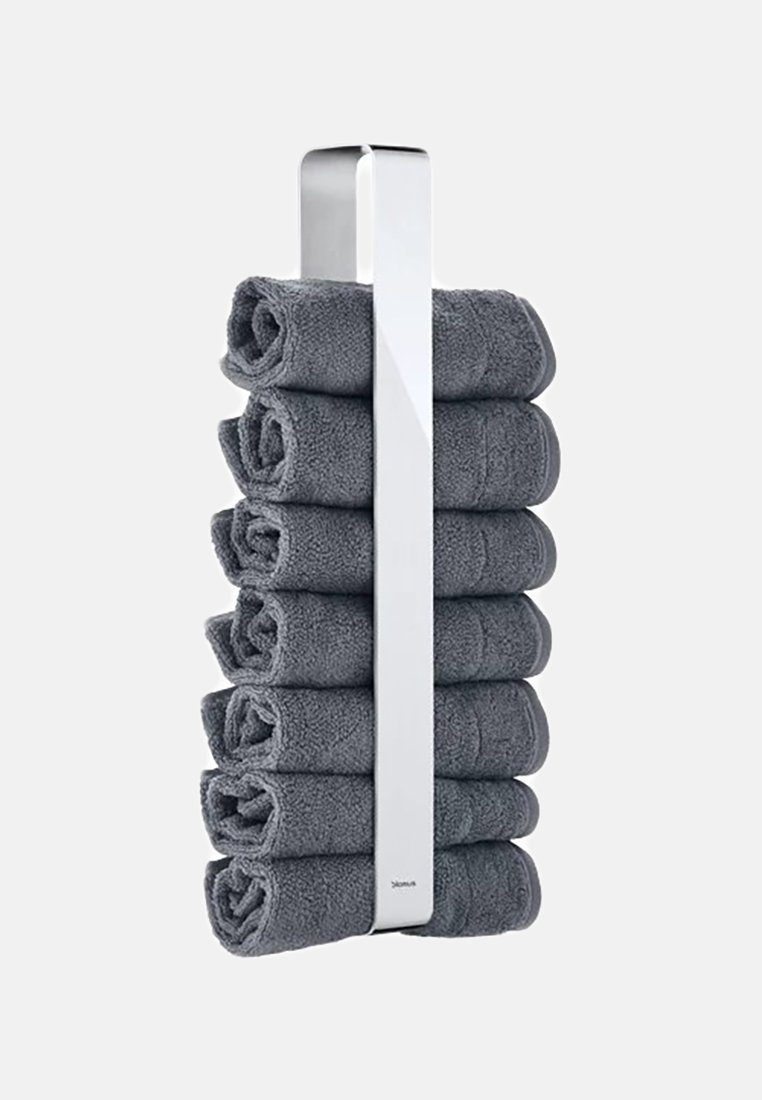 Graue Handtücher ordentlich gerollt und auf einem vertikalen Chromhalter gestapelt. Die strukturierte Stoffoberfläche ist sichtbar und schafft eine kompakte und organisierte Präsentation.