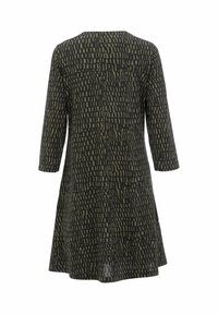 Robe longueur genou en vert foncé avec un motif abstrait beige, dotée de manches trois-quarts et d'une coupe droite. Texture de tissu douce.