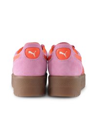 Sneakers in suede con parte superiore rosa, dettagli arancioni e suola marrone a motivo. Presentano un logo circolare arancione sul tallone.