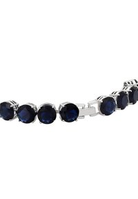Bracciale in tonalità argento caratterizzato da numerose pietre blu rotonde e sfaccettate, collegate con accenti in metallo lucido, che presenta un design elegante e uniforme.