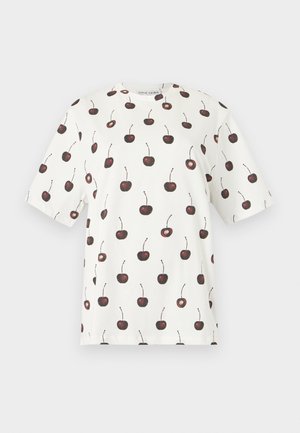 Λευκό πουκάμισο με κοντά μανίκια και ολόκληρο μοτίβο σκούρων κόκκινων κερασιών με μικρές καρδιάς κοψίματα μέσα σε ορισμένα κεράσια.