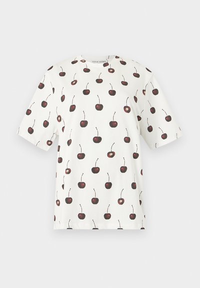 Λευκό πουκάμισο με κοντά μανίκια και ολόκληρο μοτίβο σκούρων κόκκινων κερασιών με μικρές καρδιάς κοψίματα μέσα σε ορισμένα κεράσια.