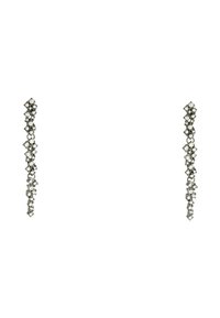 Orecchini in tono argento che presentano file di rhinestone trasparenti disposti in modo cascante, con forme diverse che creano un design lineare e testurizzato.
