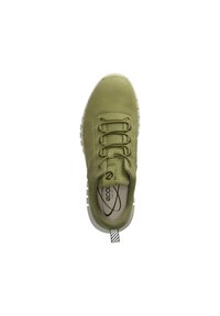 Sneaker verde in suede con design leggero, linguetta in rete, sei fori per i lacci e suola in gomma testurizzata. Presenta il logo sulla soletta.