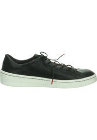 Schwarze Leder-Sneaker mit weißer Gummisohle, ausgestattet mit texturiertem Finish, runder Zehenpartie und kontrastierenden roten Akzenten an den Schnürsenkeln. Klassisches Design.