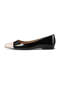 Ballerina flat nera in patent con punta colore crema, forma arrotondata, tacco basso e superficie liscia. Design elegante, dettagli minimalisti.