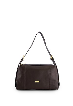 Mørkebrun tekstureret læderhåndtaske med en enkelt strop og en lille gylden rektangulær mærkeemblem på frontens midte.