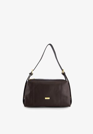 Tmavě hnědá texturovaná kožená kabelka s jedním popruhem a malou zlatou obdélníkovou značkovou plaketou uprostřed na přední straně.