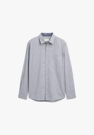 Chemise boutonnée à manches longues bleu clair avec un col et une poche poitrine à bouton, présentée sur un fond blanc.