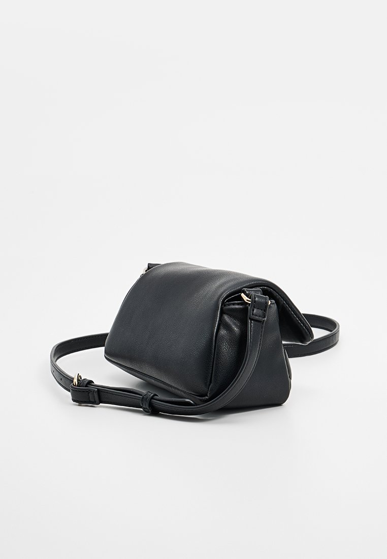Borsa a tracolla in pelle nera con forma strutturata, chiusura con zip e tracolla regolabile. Presenta un design minimalista e una texture liscia.